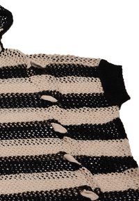 Strikket top med skiftende sorte og beige vandrette striber, der har åben vævning. Korte ærmer og knapdetaljer pryder designet.