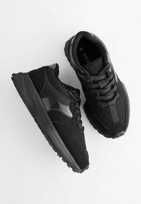 Czarne buty sportowe wykonane z połączenia materiałów siatkowych i zamszowych, z teksturowaną podeszwą i odblaskowymi akcentami. Sznurowana konstrukcja z wyprofilowanym wsparciem dla kostki.