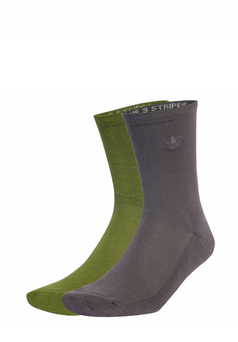 Calcetines de algodón tipo crew en verde y gris. Textura acanalada, punta reforzada y puños elásticos. Presenta un pequeño logo cerca del puño.