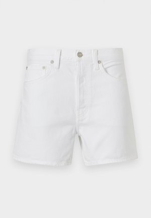 Λευκά τζιν σορτς με μπροστινές τσέπες, θηλιές για ζώνη και μεταλλικό κουμπί, εμφανίζονται μπροστά σε απλό φόντο.