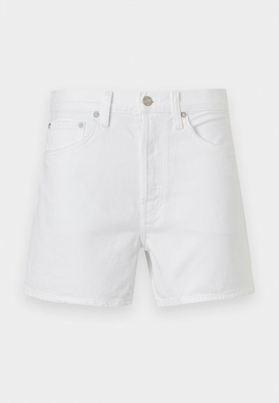 Λευκά τζιν σορτς με μπροστινές τσέπες, θηλιές για ζώνη και μεταλλικό κουμπί, εμφανίζονται μπροστά σε απλό φόντο.