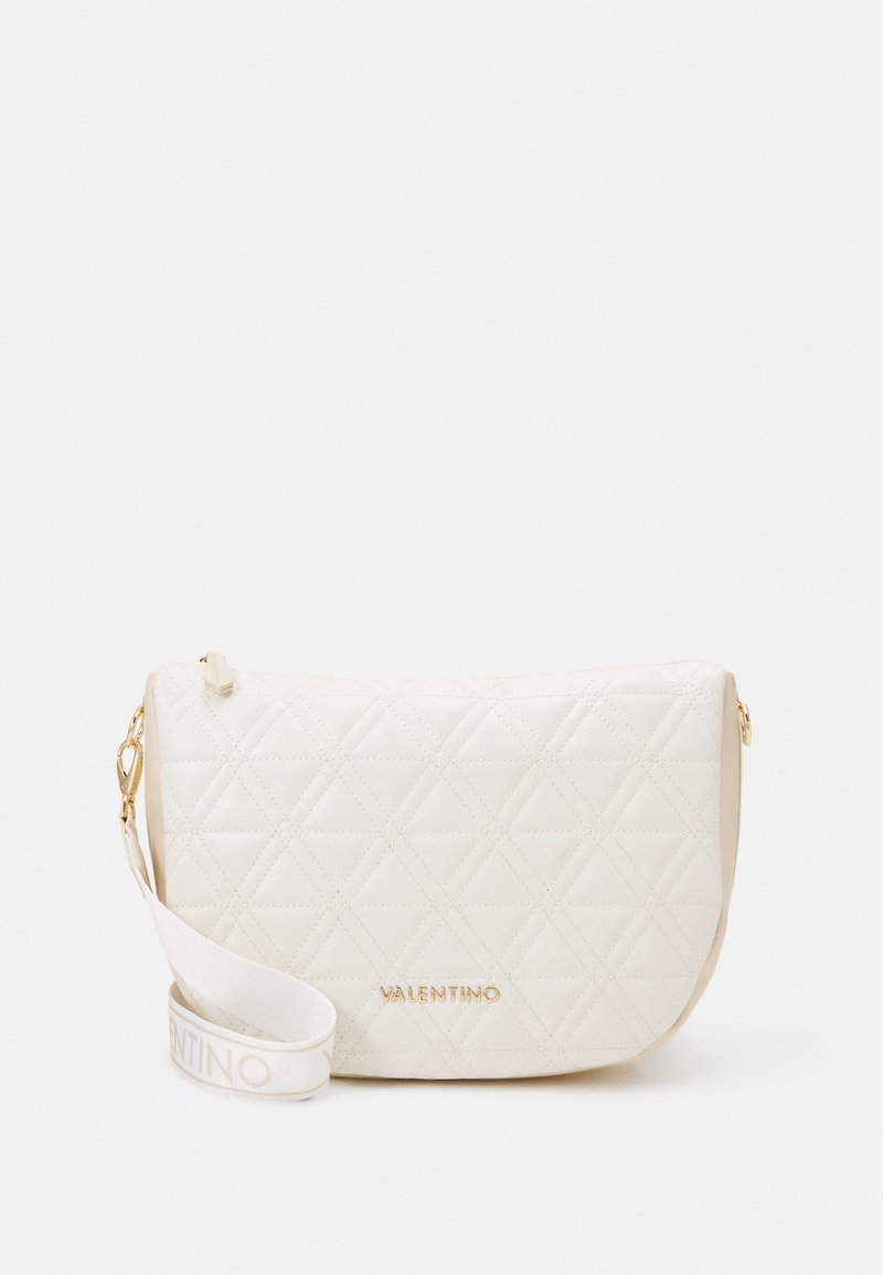 Prošívaná bílá kabelka s zaobleným tvarem, zlatými kovovými detaily a značkovým popruhem. Obsahuje texturovaný vzor v podobě diamantových tvarů.