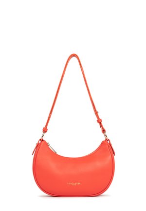Sac hobo en cuir texturé orange vif, présentant une forme incurvée, des accents en doré, et une seule sangle ajustable.