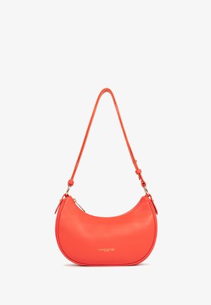 Borsa hobo in pelle arancione brillante e testurizzata, con forma curvata, dettagli in metallo dorato e un'unica tracolla regolabile.