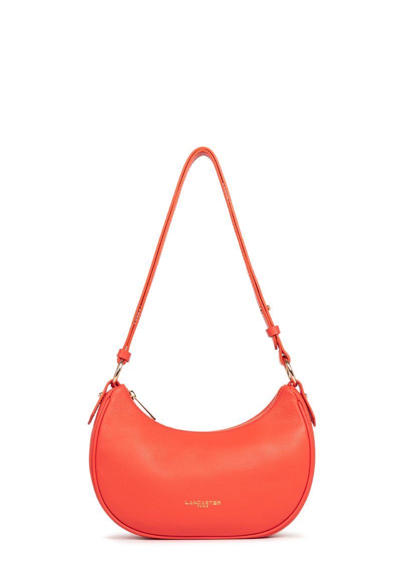 Hobo tas van gestructureerd feloranje leer met een gebogen vorm, gouden hardware accenten en een enkele verstelbare schouderband.