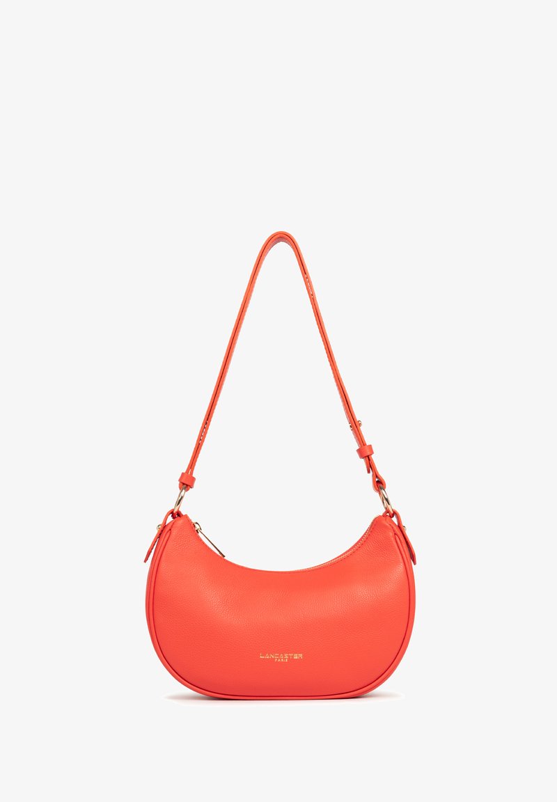 Hobo tas van gestructureerd feloranje leer met een gebogen vorm, gouden hardware accenten en een enkele verstelbare schouderband.