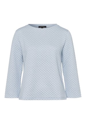 Lichtblauw doorgestikt shirt met lange mouwen, een ronde hals en een licht gestructureerd diamantpatroon, weergegeven op een witte achtergrond.