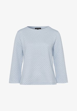 Jasnoniebieska pikowana bluzka z długim rękawem, z okrągłym dekoltem i lekko teksturowanym wzorem w romby, prezentowana na białym tle.