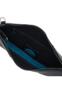 Borsa clutch in pelle nera con esterno testurizzato, interni di un brillante blu, chiusura a zip e piccola etichetta con logo all'interno.