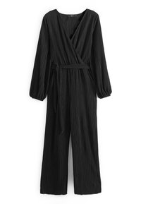 Zwarte lange jumpsuit met een diepe V-hals en een ceintuur in de taille. Heeft verticale streepdessin en brede, vloeiende benen. Glad textuur van de stof.