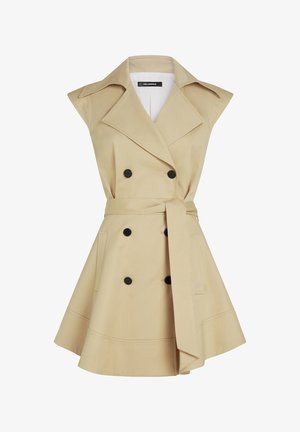 Ärmelloses beiges Trenchkleid mit breiten Revers, doppelreihigen schwarzen Knöpfen, tailliertem Gürtel und ausgestelltem Rockteil.