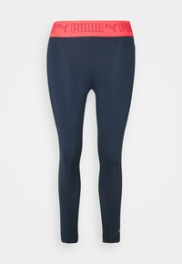 Leggings blu navy con una vita a logo PUMA rosa, realizzati in tessuto elasticizzato, con un design aderente e una texture liscia.