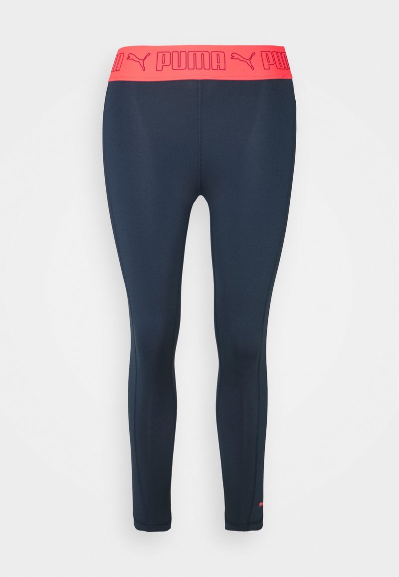 Leggings blu navy con una vita a logo PUMA rosa, realizzati in tessuto elasticizzato, con un design aderente e una texture liscia.