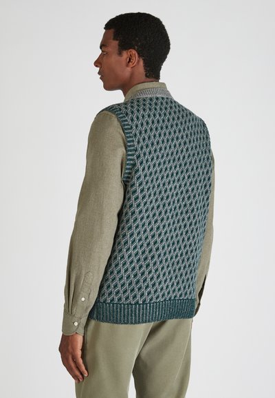 Strickpullover-Weste in Blaugrün mit einem strukturierten Rautenmuster, kombiniert mit einem hellgrünen Hemd mit Knöpfen, das lange Ärmel und eine lockere Passform hat.