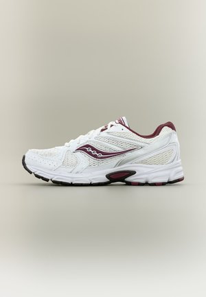 Weißer und kastanienbrauner Laufschuh mit Mesh-Einsätzen, Schnürung vorne und profilierter Sohle, von der linken Seite auf einfachem Hintergrund gezeigt.