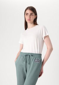 Gap Tall HERITAGE BOOT - Treniņtērpa apakšdaļas - district green
