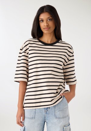 T-shirt w paski w kolorze beżowym i czarnym, wykonany z miękkiej bawełny, o luźnym kroju, krótkich rękawach i okrągłym dekolcie.