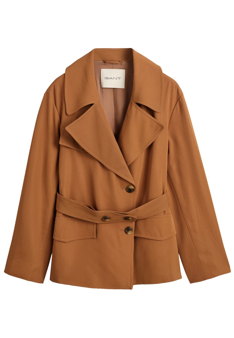 Veste taillée marron avec un large col, deux poches avant, une taille ceinturée et deux boutons. Fabriquée à partir d'un tissu lisse.