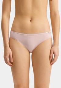 Jasnoróżowe bikini w formie majtek, wykonane z mieszanki bawełny, o gładkiej fakturze, w kroju hipster i z małą kokardką przy bocznej talii.