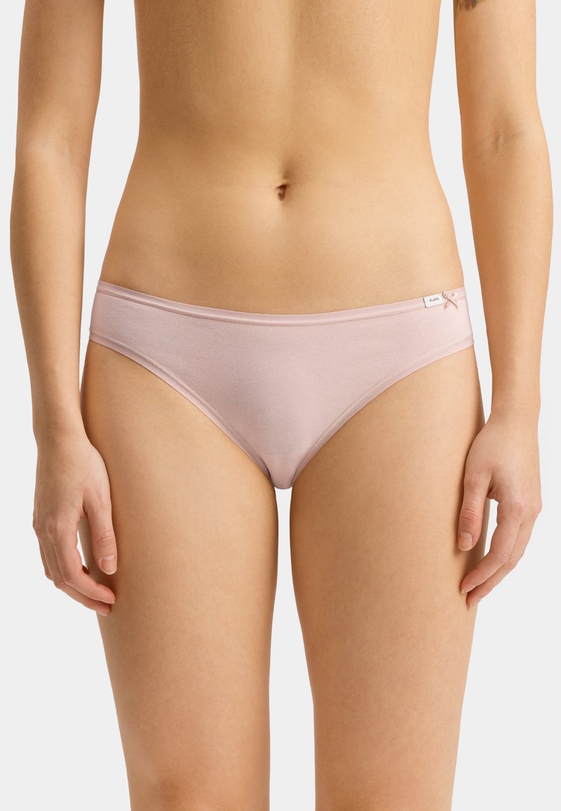 Jasnoróżowe bikini w formie majtek, wykonane z mieszanki bawełny, o gładkiej fakturze, w kroju hipster i z małą kokardką przy bocznej talii.