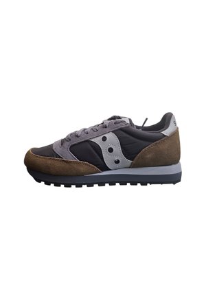 Sneaker basse nere e marroni con dettagli in pelle scamosciata grigia, design con lacci e suola in gomma, mostrata di profilo su sfondo bianco.