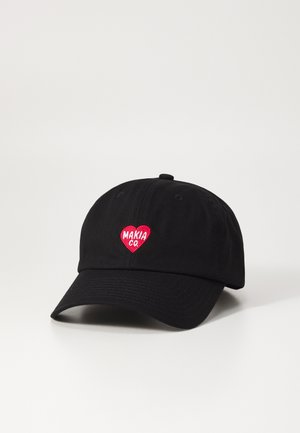Svart bomull baseball cap med en rød, hjerteformet brodert logo med teksten "MAKIA CO." Bøyd skjerm og justerbar stropp.