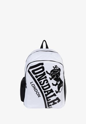 Hvid Lonsdale London rygsæk med stort sort logo, løve-grafik, frontlynlåslomme og sort sidelomme i net.