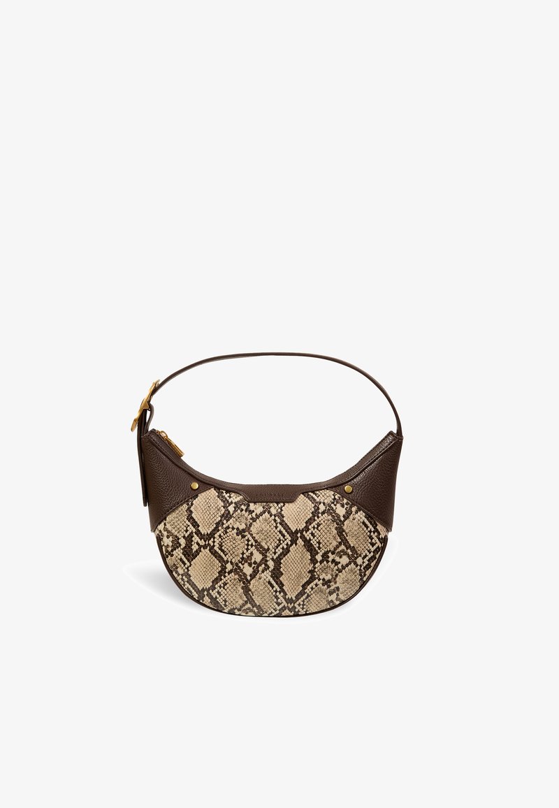 Kleine halve maanvormige handtas met bruine leren afwerking en een beige slangenprint aan de voorkant, voorzien van een korte schouderband en gouden hardware.