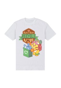 Biała koszulka z kreskówkowym niedźwiedziem w różowej czapce, trzymającym butelkę, obok zielonego pojemnika do recyklingu z napisem "Reduce Reuse Recycle Love".