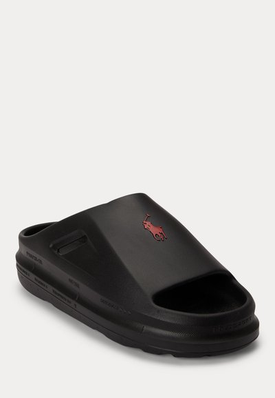 Μαύρο σαγιονάρι τύπου slide χωρίς δέσιμο, με ανοιχτό δάχτυλο και κόκκινο λογότυπο Polo Ralph Lauren στην κορυφή, διαθέτοντας παχύ πέλμα και υφή αντιολισθητικής βάσης.