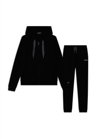 Set di felpa nera e pantaloni jogger realizzati in tessuto morbido. La felpa presenta una chiusura a zip e cordini con logo. I pantaloni jogger hanno una silhouette aderente.