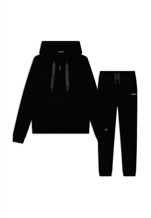 Set di felpa nera e pantaloni jogger realizzati in tessuto morbido. La felpa presenta una chiusura a zip e cordini con logo. I pantaloni jogger hanno una silhouette aderente.