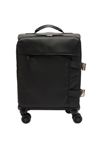 Czarna miękka walizka z górnym uchwytem, przednią kieszenią na zamek błyskawiczny, dwoma bocznymi paskami z klamrami oraz czterema kółkami obrotowymi.