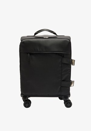 Czarna miękka walizka z górnym uchwytem, przednią kieszenią na zamek błyskawiczny, dwoma bocznymi paskami z klamrami oraz czterema kółkami obrotowymi.