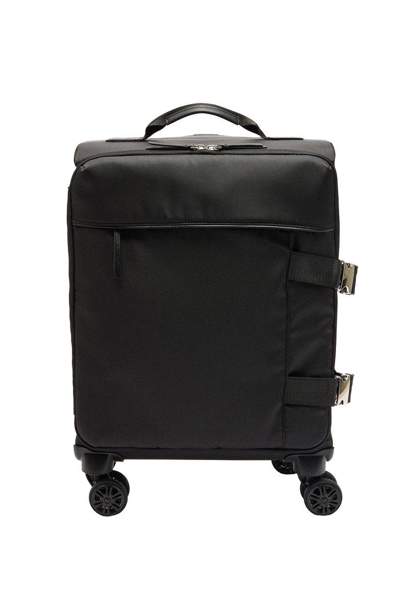 Czarna miękka walizka z górnym uchwytem, przednią kieszenią na zamek błyskawiczny, dwoma bocznymi paskami z klamrami oraz czterema kółkami obrotowymi.