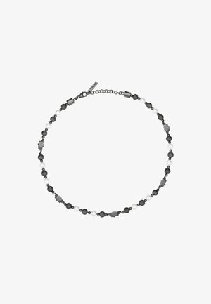 Collana di perle in bianco e nero con dettagli metallici; presenta perle rotonde nere alternate a perle bianche, con link decorativi.