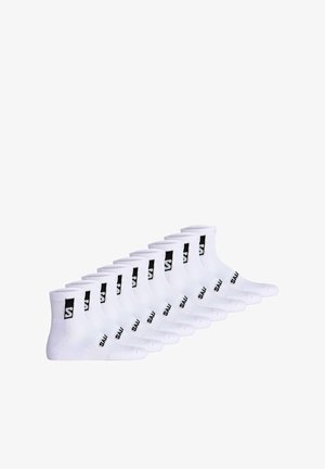 Chaussettes de sport blanches, longueur cheville, en mélange de coton. Présentent un logo noir et du texte sur le côté. Onze paires disposées soigneusement.
