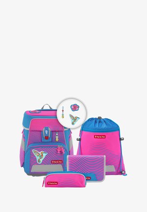 Das pinke und blaue Rucksackset umfasst einen Hauptrucksack, eine Zugtasche, eine Federmappe und eine Geldbörse. Es verfügt über dekorative Patches und Wellenmuster.