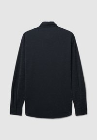 Camicia nera a maniche lunghe con una sottile trama maculata, polsini con bottoni e colletto classico. Vista posteriore, con finitura liscia.