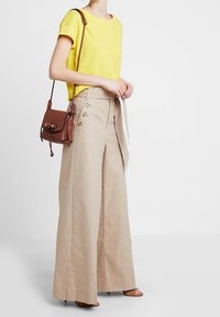 OPUS Triko s potiskem - yellow