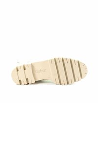 Buty Gabor z kremową gumową podeszwą z głębokimi rowkami i teksturowaną powierzchnią; na spodzie widnieje wytłoczone logo marki "Gabor".