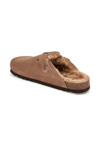 Scarpa slip-on in suede marrone con allineamento in pelliccia sintetica, soletta in sughero e punta rotonda. Presenta un bottone decorativo sul lato.