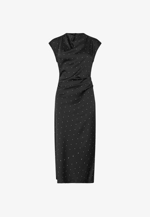 Mustast kangast midi-kleit valgete täpikestega, lühikeste varrukate, rätik-kaeluse ja külgse kokkupressimisega, esitletud tavalise valge tausta ees.