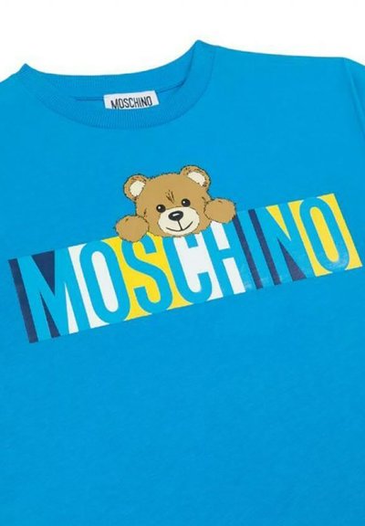 Tyrkysové tričko s grafikou medvěda a logem "MOSCHINO" v tučných barevných písmenech; bavlněný materiál a kulatý výstřih.