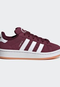 Baskets Adidas Campus bordeaux avec trois bandes blanches et semelle gomme, vues de côté sur un fond gris clair.