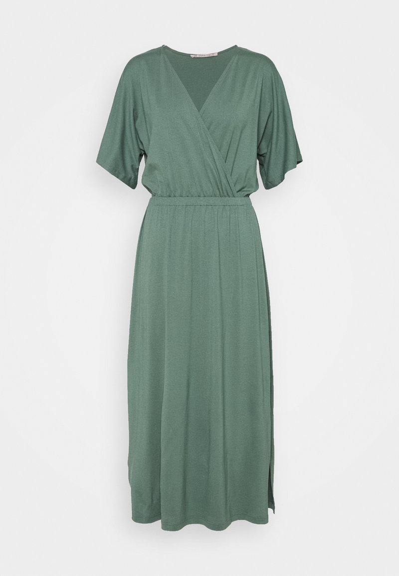Robe midi verte avec col en V croisé devant, manches courtes larges, taille froncée et fente latérale sur fond uni.