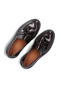Dunkelburgunderfarbene Leder-L loafers mit Quaste, glänzender Oberfläche, hellbrauner Innensohle und schwarzer Gummisohle. Klassisches Mokassins-Design mit genähten Akzenten.