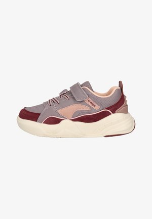Chunky-Sneaker in Grau, Burgunderrot und Hellrosa mit Schnürsenkeln, Klettverschluss und dicker weißer Sohle, seitlich betrachtet.