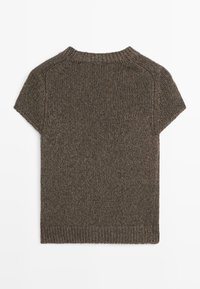 Pull tricoté marron à manches courtes avec col rond, bords des manches et ourlet côtelés, étalé à plat sur un fond blanc.