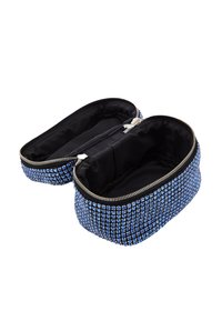Beauty case decorato con strass blu, dotato di chiusura con zip. Presenta un esterno testurizzato e un interno in tessuto nero con due scomparti.